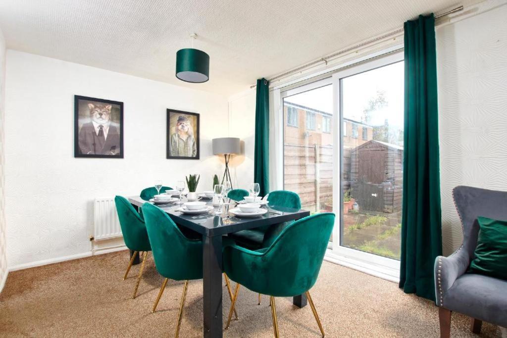 The Emerald House Of Manchester - Garden - Parking Exterior foto